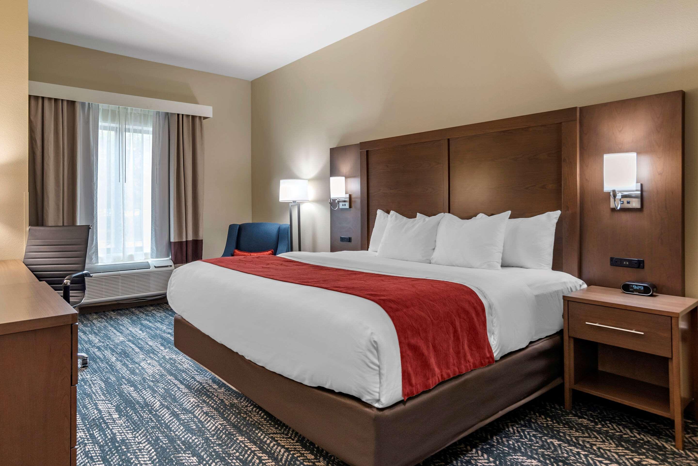 Comfort Inn & Suites Downtown Near University Тускалуса Экстерьер фото